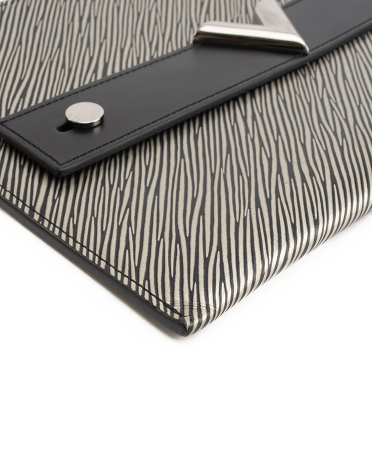 Louis Vuitton Pochette Essential V / Limited Edition