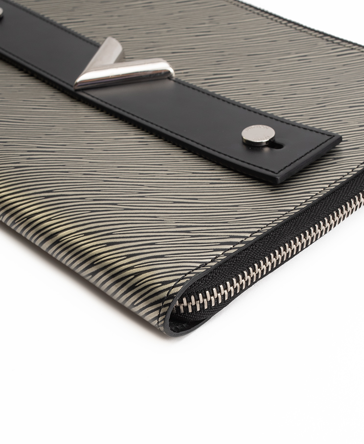 Louis Vuitton Pochette Essential V / Limited Edition