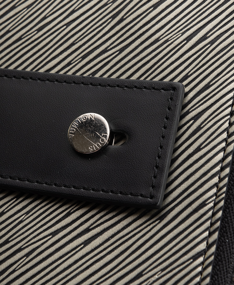 Louis Vuitton Pochette Essential V / Limited Edition