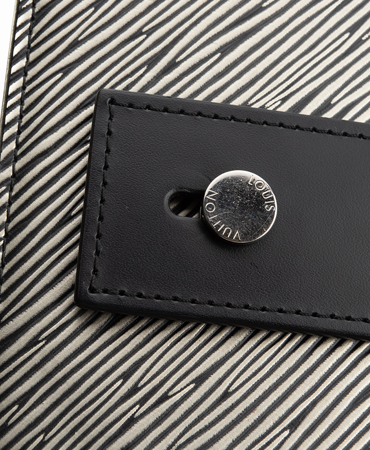 Louis Vuitton Pochette Essential V / Limited Edition