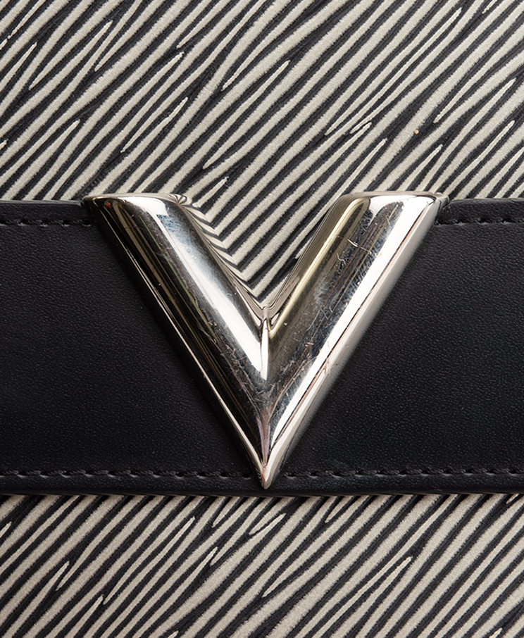 Louis Vuitton Pochette Essential V / Limited Edition